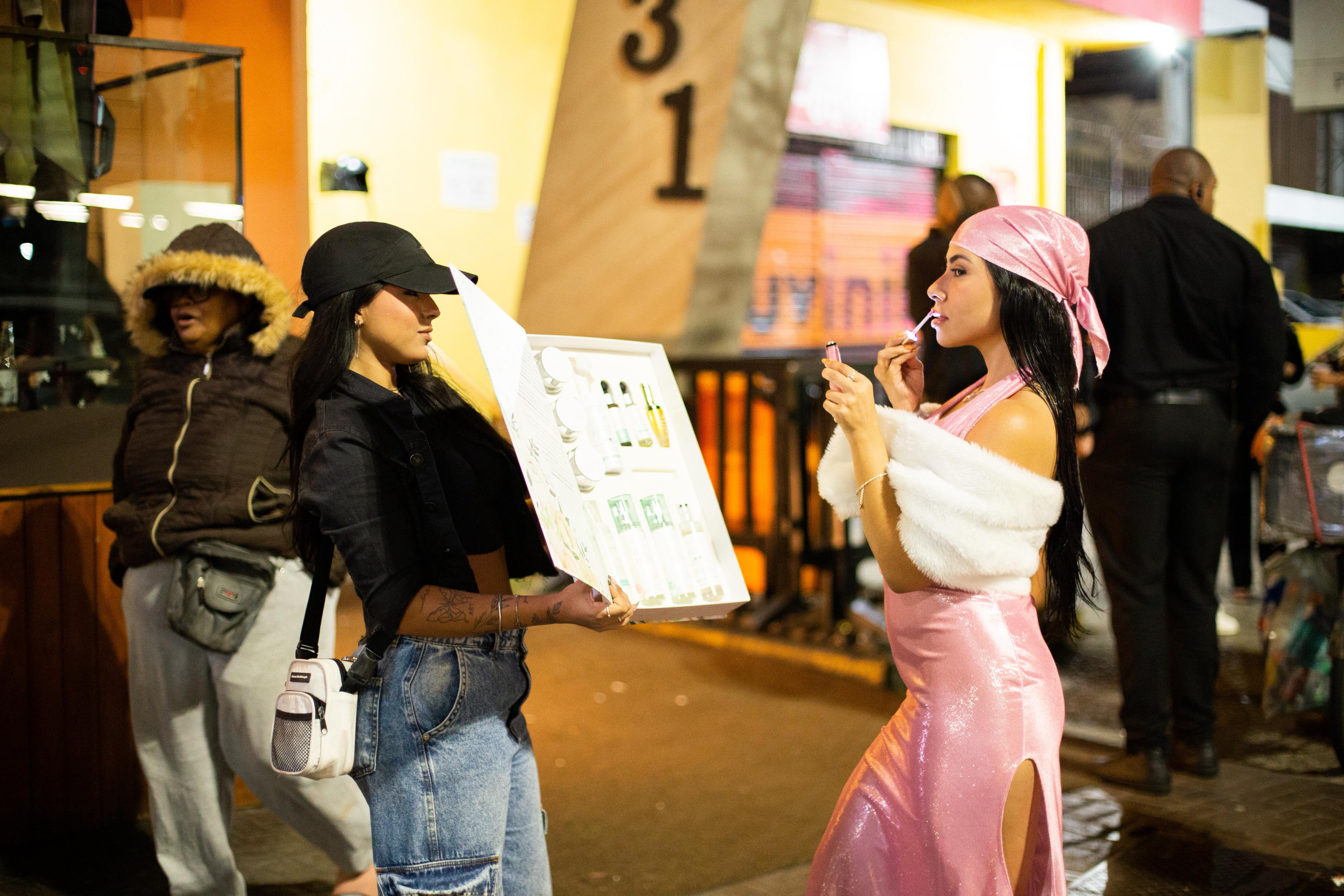Bea Jones dirigindo sessão de fotos com modelo em ambiente urbano