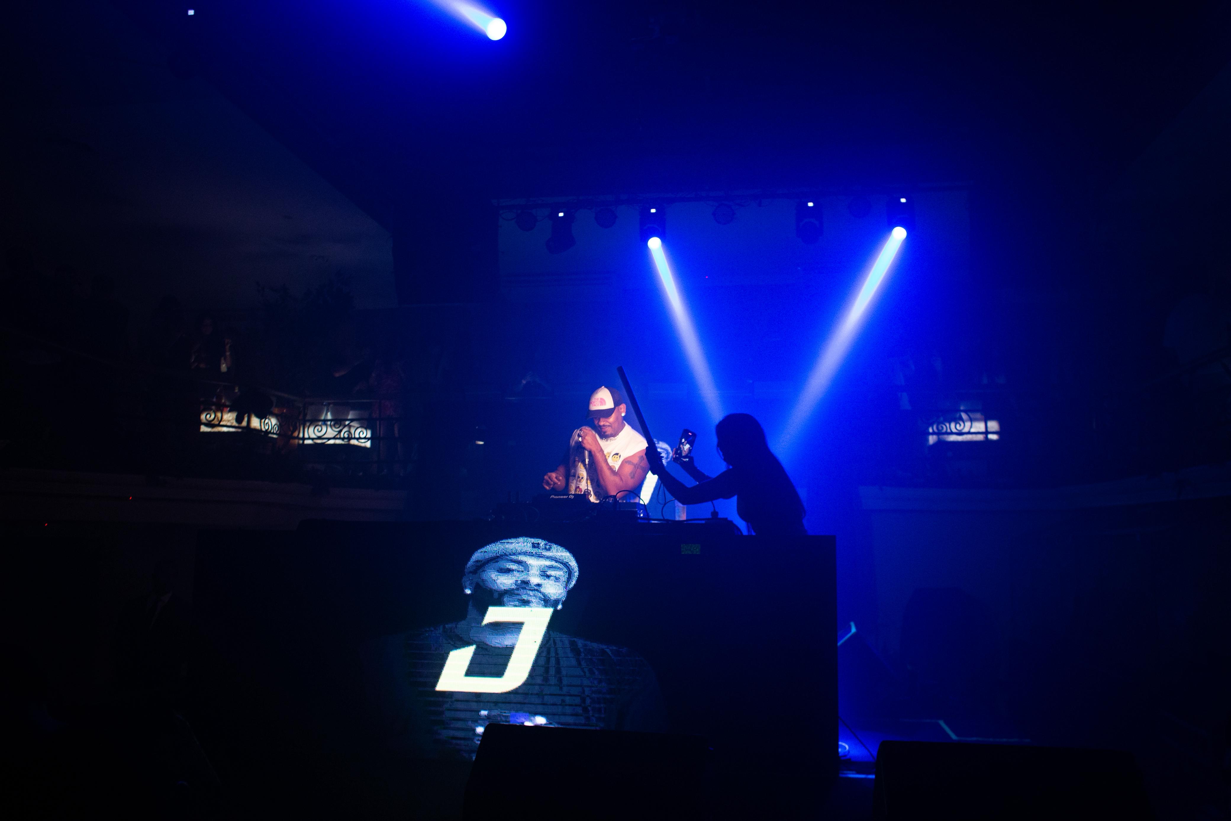 Cobertura de evento ao vivo com DJ e iluminação profissional